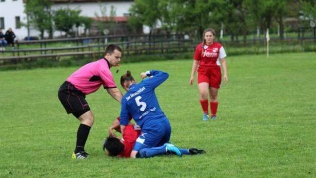 Boxkampf in bosnischer Frauenfußball-Liga