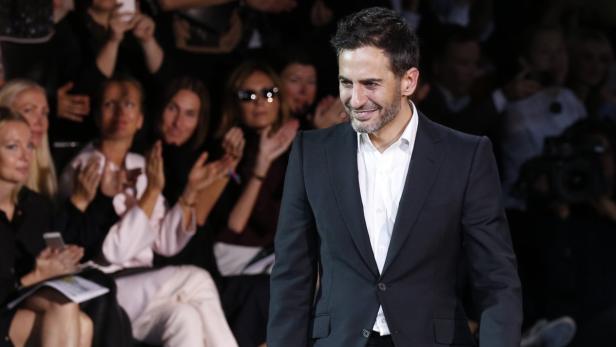 Marc Jacobs auf dem Laufsteg vor applaudierenden Zuschauern.