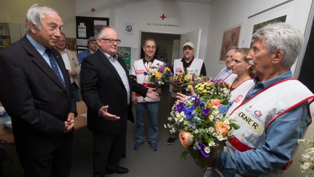 Konrad (re.) und Rot-Kreuz-Präsident Schöpfer (li.) danken den freiwilligen Helfern