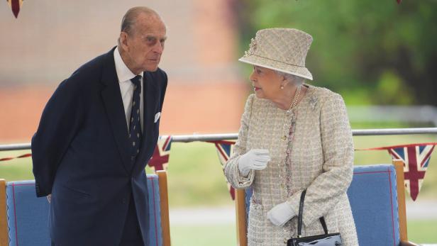 Erstmals nach seinem angekündigten Rückzug hat sich Prinz Philip (95) am Dienstag in der Öffentlichkeit gezeigt. Der Prinzgemahl besuchte gemeinsam mit Queen Elizabeth II. (91) eine Privatschule in der Grafschaft Berkshire.