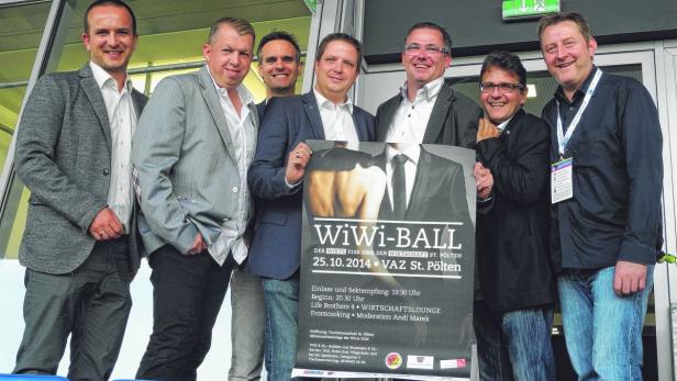 Eine Gruppe von Männern posiert mit einem Plakat für den „WiWi-Ball“ in St. Pölten.