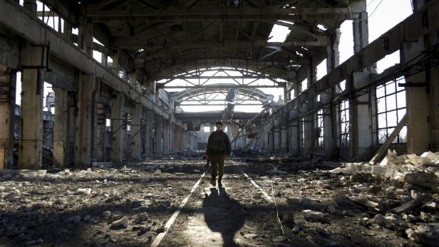 Ein ukrainischer Soldat in einer Fabrik nahe Donezk nach Kämpfen.
