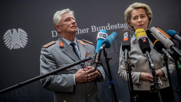 Die deutsche Verteidigungsministerin Ursula von der Leyen (R) hat noch zu tun.