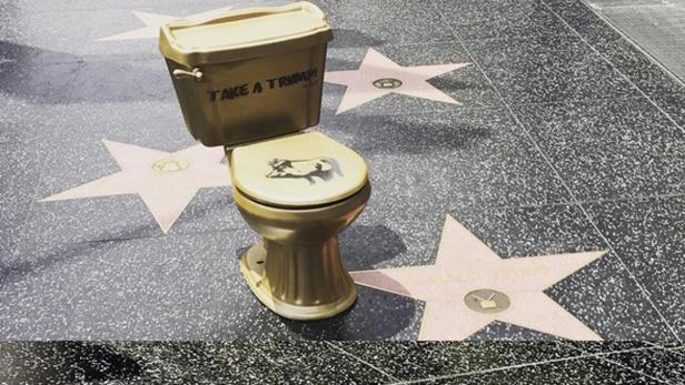 In Amerika haben Straßen-Künstler goldene Toiletten aufgestellt