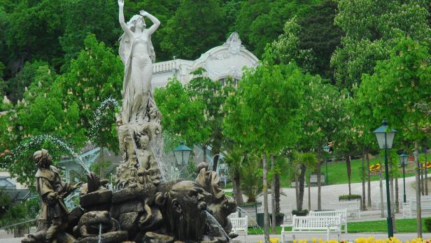 Die Statue der Nixe Undine im Kurpark steht für die Bedeutung von Wasser und Historie für Baden