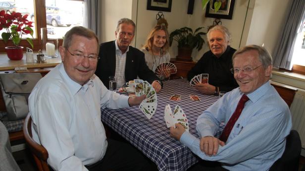 In Mitterlehners Heimatort findet jedes Jahr eine Benefiz-Tarock-Runde statt: Gegründet wurde sie von Ex-Raiffeisen-OÖ-Generaldirektor Ludwig Scharinger (li.), mit dabei ist Ex-Kanzler Wolfgang Schüssel