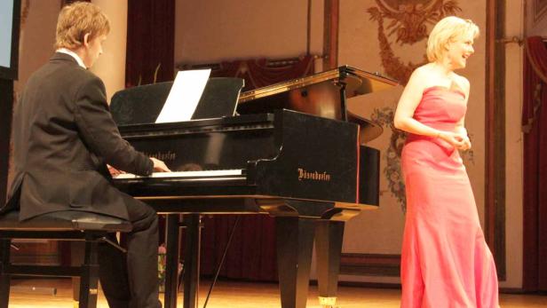 Csanád Barbarics (17) am Klavier begleitet die Sopranistin Ildikó Raimondi
