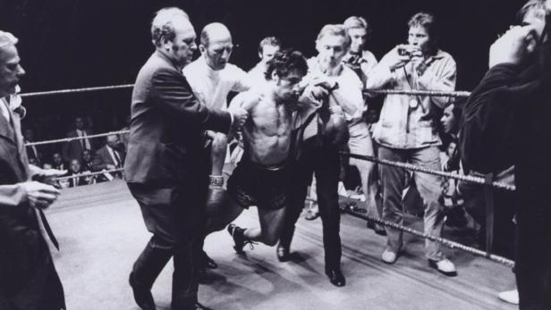 Hans Orsolics: K.O. nach seinem Kampf gegen Perkins im Jahr 1970.