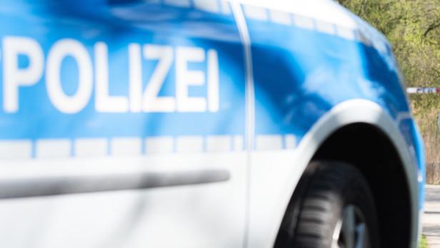 Detailansicht eines Streifenwagens der Polizei.