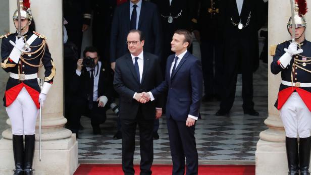 Emmanuel Macron (re.) und Francois Hollande
