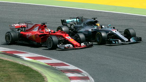 Vettel (li.) und Hamilton lieferten sich ein episches Duell.