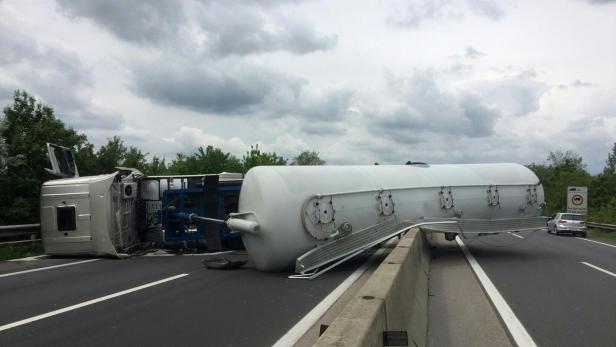 NÖ: Ostautobahn nach Lkw-Unfall gesperrt