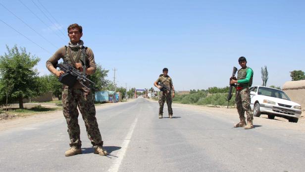 Armeesoldaten stehen Wache in Kunduz.