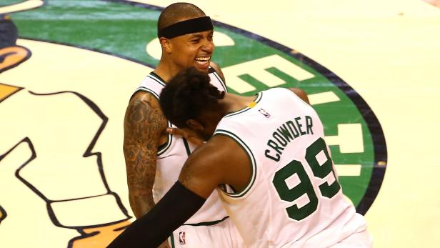Isaiah Thomas (li.) und Jae Crowder jubeln, die Celtics sind eine Runde weiter.
