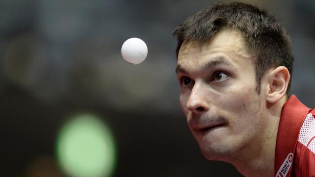 Ein Tischtennisspieler fixiert den Ball in der Luft.