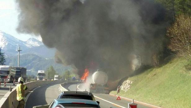 Tirol: Explosionsgefahr durch brennenden Lkw