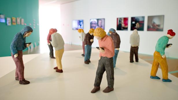 Vernetzt, beschäftigt und wandernd: Die Installation „Social Network“ des deutschen Künstlers Peter Picciani als Sinnbild für die „Generation Y“