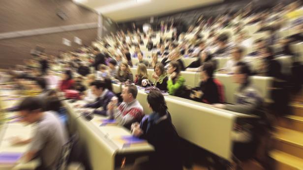 Ein Hörsaal voller Studierender während einer Vorlesung.