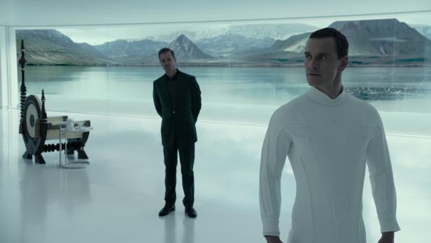 Michael Fassbender (re.) in einer Doppelrolle