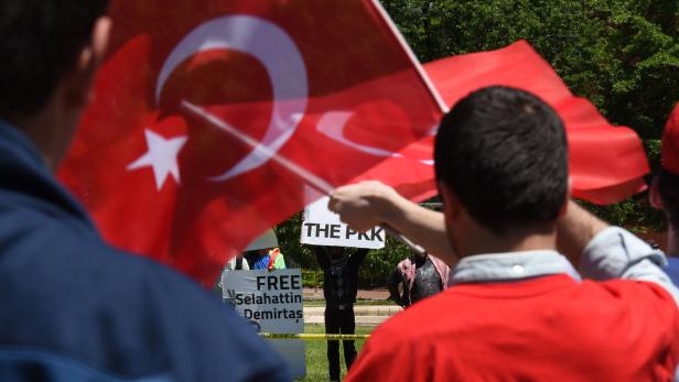 Kurdische und Pro-Erdogan-Demonstranten standen sich in Washington gegenüber