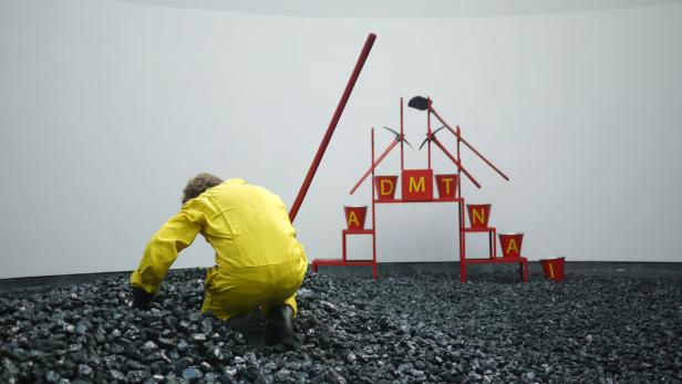 AHMET ÖĞÜT, Black Diamond, 2010 © Installationsansicht | installation view Van Abbemuseum, Eindhoven, NL Foto | Photo: Ahmet Öğüt