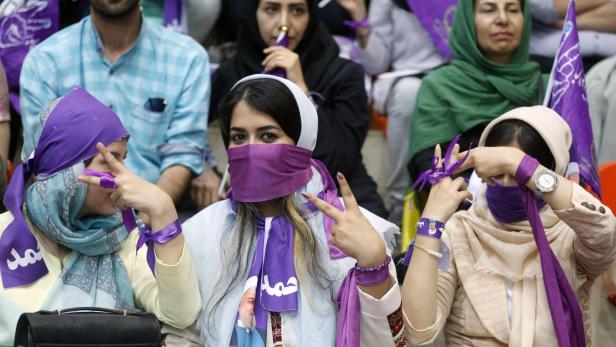 Violett als Signalfarbe für die Anhänger von Präsident Rouhani: Die Mehrheit der jungen Iraner setzt weiter auf seinen pro-westlichen Kurs.