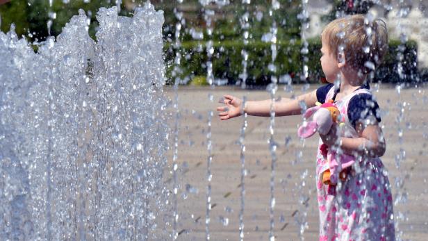 Mai 2017: Ein Kind spielt bei mit Wasserfontänen am Hauptplatz in Tulln.
