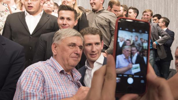 Zeit für Selfies: Kurz gab sich vor rund 1000 Zuschauern locker.