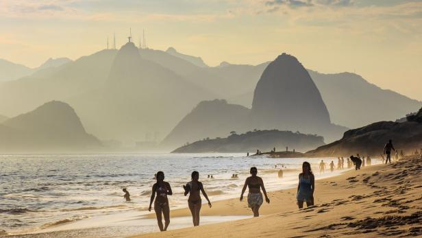 Drachenfliegen, Wellenreiten, Sambapartys: Rio bietet viele Freizeitmöglichkeiten.