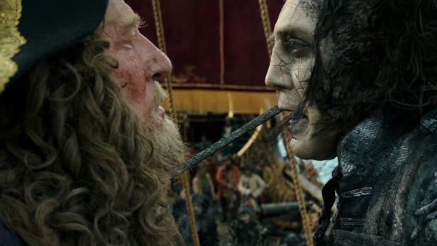 Captain Barbossa (Geoffrey Rush, links) und Captain Salazar (Javier Bardem)