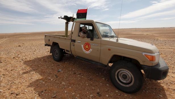 Ein libyscher Soldat in einem Militärfahrzeug.
