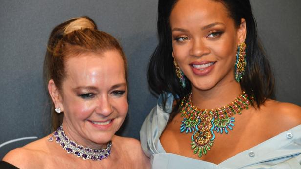 Shine bright like a Diamond: Ihre Songzeilen nimmt sich Rihanna (29) ganz offenbar besonders zu Herzen. Die Hit-Sängerin aus Barbados kreierte für Juwelier Chopard erstmals eine eigene Schmuckkollektion, die nun bei einer Promi-bepackten Hochglazparty in Cannes vorgestellt wurde.