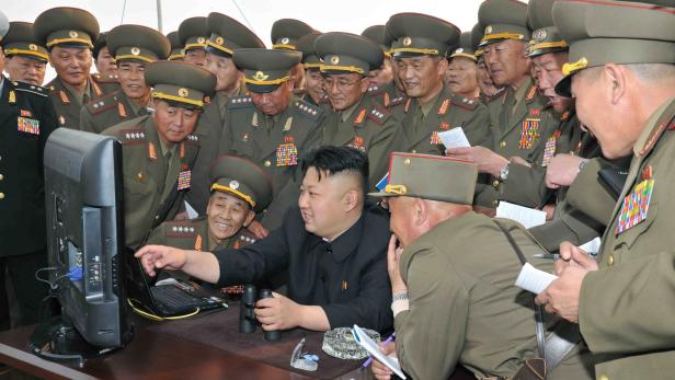 Kim Jong-un und seine Militärs vor dem Computer