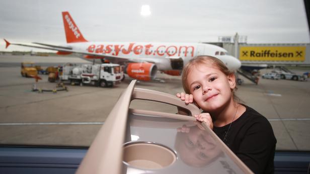 Die vierjährige Anna sah am Samstag zum ersten Mal ein Flugzeug aus der Nähe