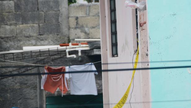 Absperrbänder der Polizei und Blutspuren am Tatort in Cancun.