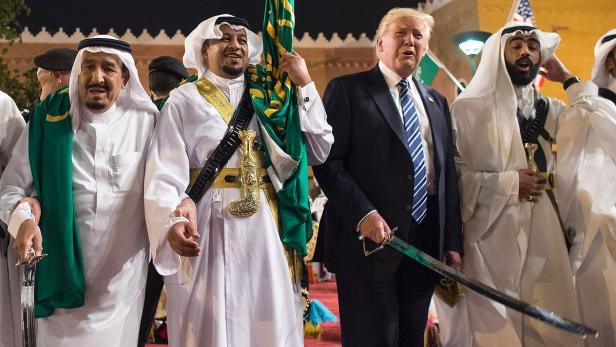 Donald Trump (2.v.r.) im Königlichen Palast in Riad.
