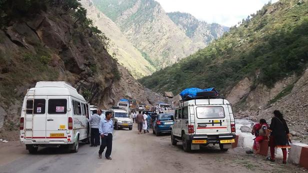 Der Erdrutsch blockierte auch diese Straße in Uttarakhand, Indien.
