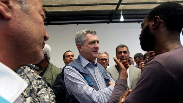 Filippo Grandi spricht mit Menschen in einem libyschen Flüchtlingslager