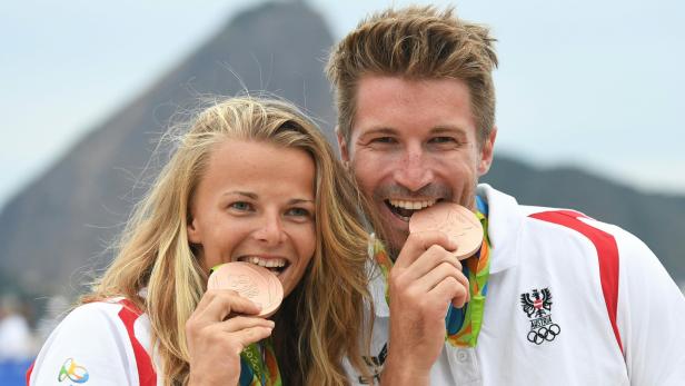 Thomas Zajac und Tanja Frank beißen auf ihre Medaillen