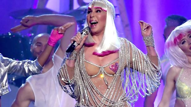 Cher dreht die Zeit zurück: Mit 71 halbnackt auf Bühne