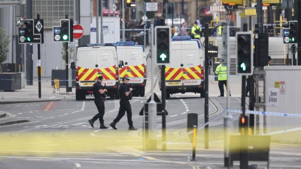 Bewaffnete Polizei sichert das Areal bei der Manchester Arena.