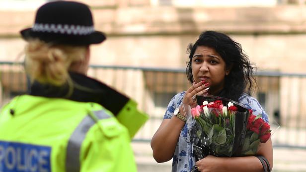 Eine Polizistin und ein Mädchen in Manchester.
