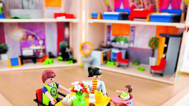 Playmobil-Figuren sitzen an einem Tisch