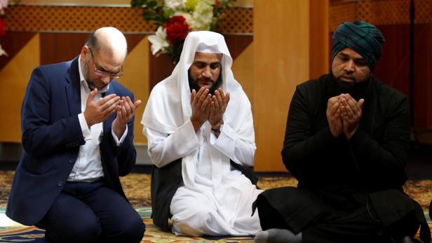 Muslimische Männer beten in einer Moschee in Manchester für die Opfer.