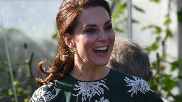 Herzogin Kate zeigte sich passend zum Anlass in einem blumigen Outfit bei der berühmten Chelsea Flower Show in London, die jedes Jahr abgehalten wird.