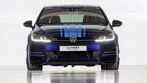 Ein blauer VW Golf GTI „First Decade“ mit blauen Streifen auf der Motorhaube.