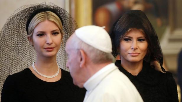 Melania und Ivanka Trump kamen zu Papst Benedikt im Spitzenschleier, den das vatikanische Protokoll vorsieht, aber nicht vorschreibt.