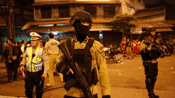 Einsatzkräfte am Mittwoch am Busbahnhof in Jakarta.
