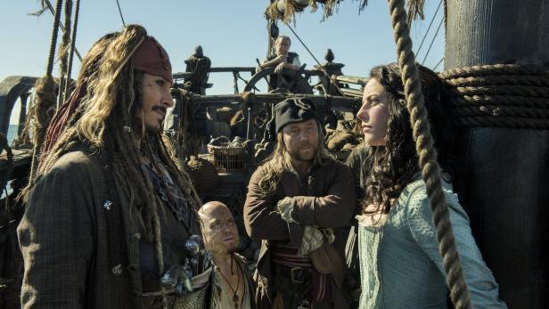 Von links nach rechts: Jack Sparrow (Johnny Depp), Marty (Martin Klebba), Scrum (Stephen Graham) und Carina Smyth (Kaya Scodelario)