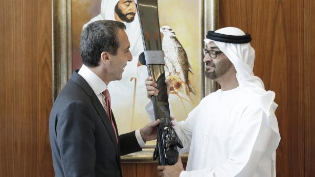 Am 25. Mai 2017 traf Bundeskanzler Christian Kern (l.) den Mohammad Bin Zayed Al Nahyan (r.) im Rahmen des Arbeitsbesuchs in den Vereinigten Arabischen Emiraten.